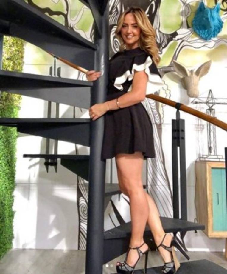 La actriz de doblaje cuida mucho su figura y sus torneadas piernas siempre reciben alagos.