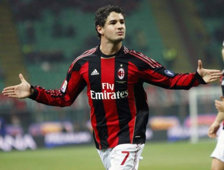 Alexandre Pato - El delantero brasileño llegó al AC Milán procedente del Internacional de Porto Alegre. Sus dos primeros años en el club italiano fueron buenos pero poco a poco su nivel fue cayendo a pasos agigantados. Hoy en día milita en el Orlando City de la MLS.