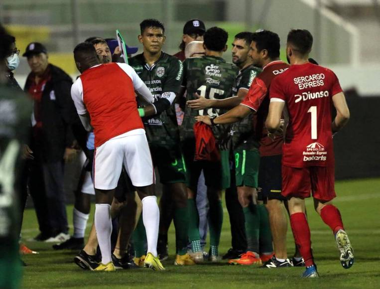 Jugadores del Marathón también intentaron calmar a Juan Pablo Rial tras el pitazo final del partido.