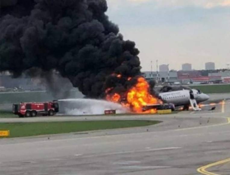 De los 78 ocupantes del avión Sukhoi Superjet-100 que se incendió hoy en Moscú tras efectuar un aterrizaje de emergencia hay solo 37 supervivientes, informó el Comité de Instrucción