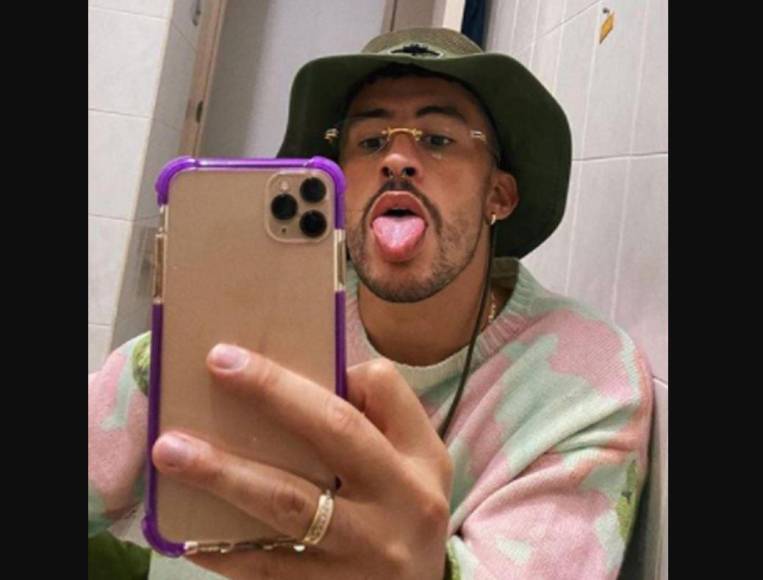 Según un video compartido en redes sociales, durante un paseo por La Romana, en el este de República Dominicana, una fan intentó hacerse un selfi con el reguetonero, quien le arrebató el teléfono y lo lanzó al agua.