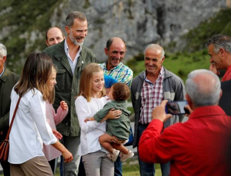 Leonor, a punto de cumplir los 13 años de edad, fue la encargada de inaugurar un nuevo mirador con vistas al Lago Enol en el Parque de Covadonga.