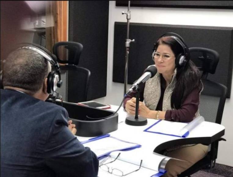 Tiempo después , comenzó las transmisiones del programa radial 'Decisiones', en la también estatal Radio Miraflores.