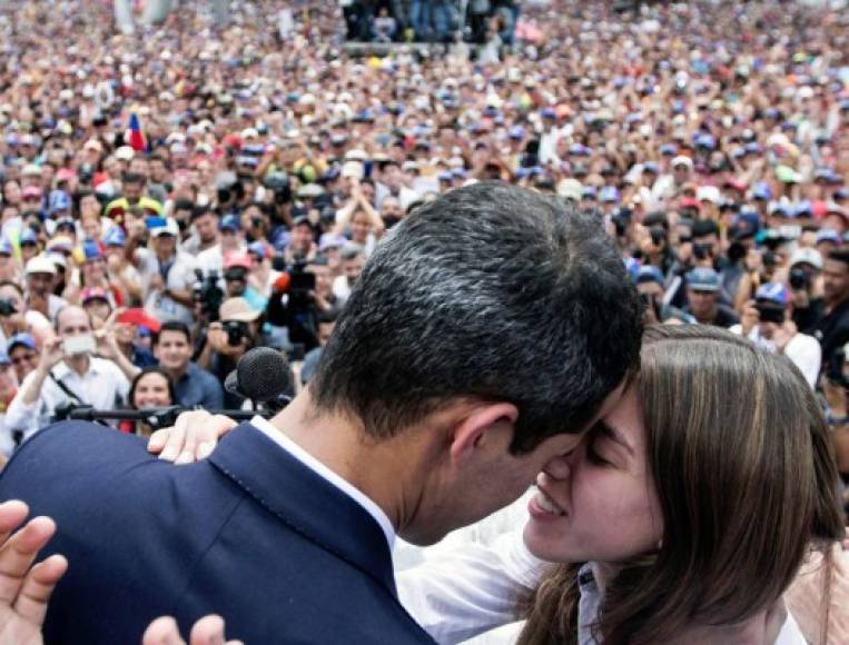 Tras finalizar su discurso, Guaidó abrazó a su esposa y luego se marchó en una camioneta en medio de una calle de honor.