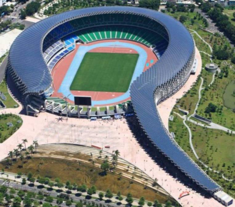 El World Games Stadium de Kaohsiung en Taiwán se construyó en el año 2009 para ser utilizado como el estadio de atletismo y rugby de los Juegos Mundiales del año 2009. Tiene una forma en semi espiral y su parte exterior está cubierta con placas solares. Estas aportan la electricidad que necesita el complejo para funcionar y es el primer estadio del mundo que utiliza la energía fotovoltaica.