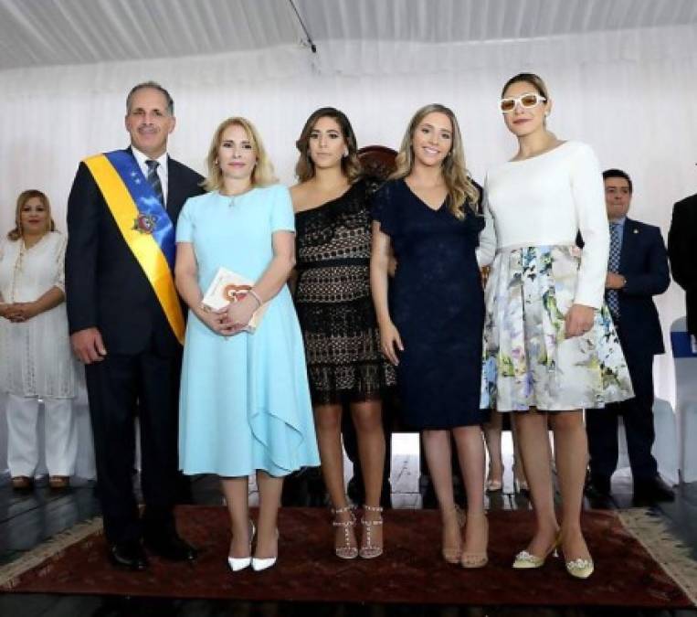 El alcalde de Tegucigalpa, Tito Asfura, causa sensación cuando llega acompañado de su esposa, Lissette Asfura, y sus tres bellas hijas Stephanie, Alexandra y Monique Asfura.<br/>