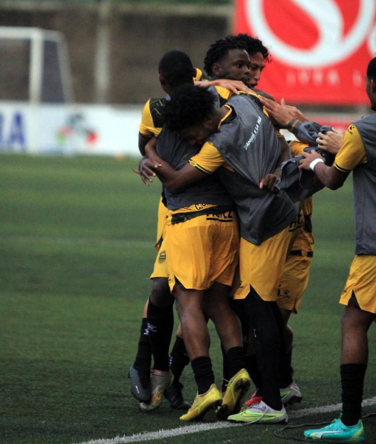Elison Rivas es felicitado por sus compañeros tras el tremendo golazo que hizo.