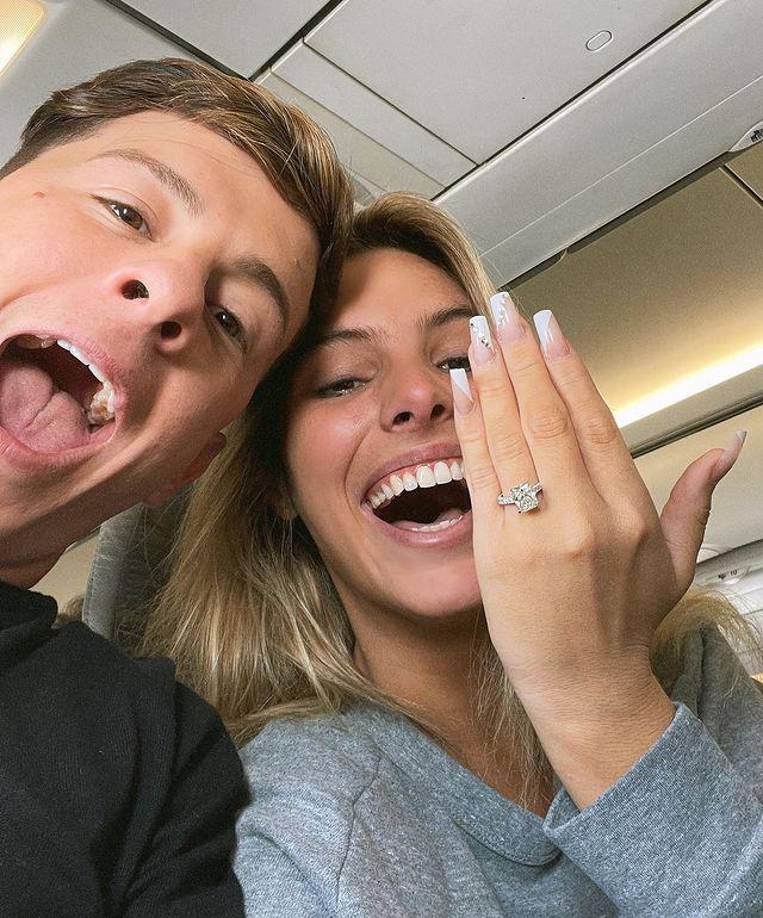 Lele Pons y Guaynaa anunciaron al mundo que eran pareja en diciembre de 2020 en Instagram y meses después, a principios de 2021, lanzaron juntos una canción “Se te Nota”.