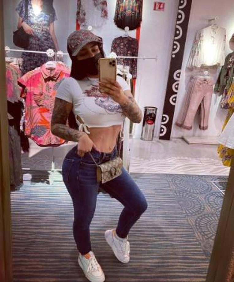 Los agentes de inteligencia de la Secretaría de Seguridad Ciudadana, en coordinación con el Ministerio Público de la Fiscalía General de Justicia, hallaron al interior del domicilio 129 bolsas herméticas con marihuana, 200 envoltorios sellados con cocaína, una bolsa con piedra a granel y un arma de fuego Smith and Wesson.