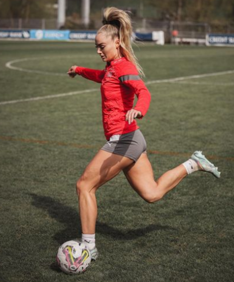 “Intercambiaron algunas palabras y ella le agradeció su gesto. Luego continuaron festejando con sus grupos de amigos por separado. Ella pensó que era un caballero”, agregaron.