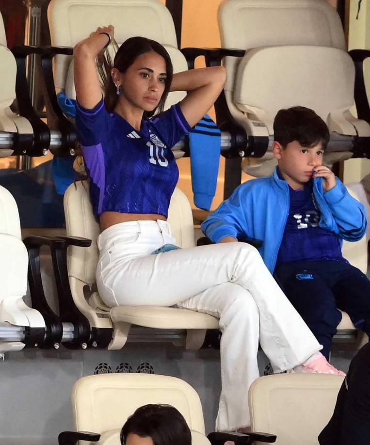Antonela Roccuzzo es acompañada por sus hijos en el palco del estadio Lusail.