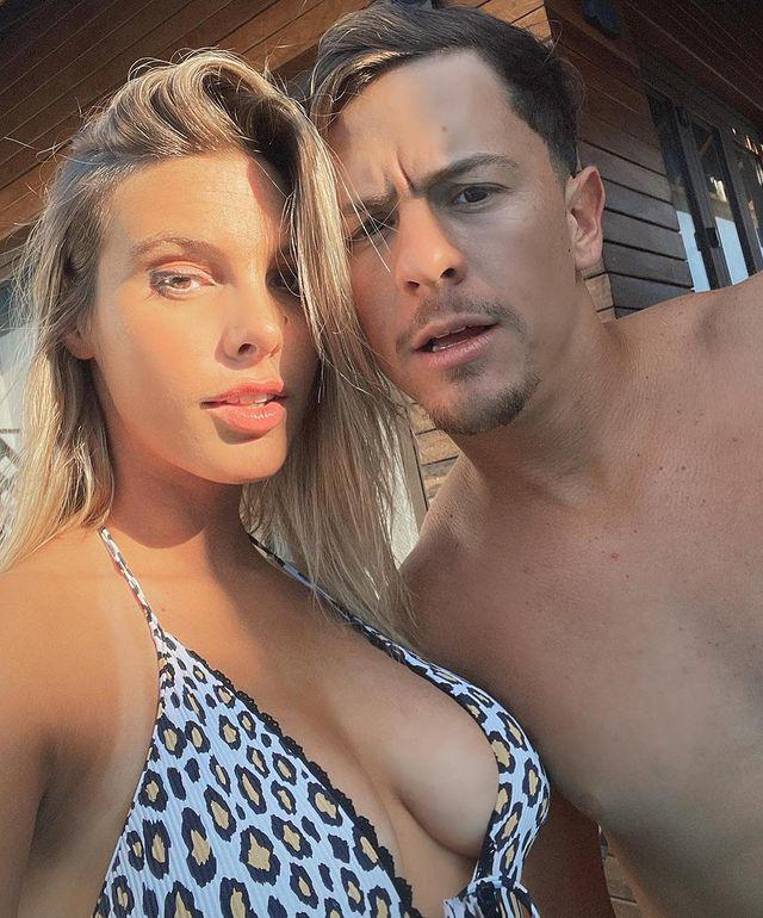 LELE PONS Y GUAYNAA El cantante puertorriqueño sorprendió a la youtuber venezolana al darle el anillo de compromiso en el festival de música electrónica Tomorrowland. Paris Hilton y más de 100 mil personas fueron testigos de la pedida; además la socialité será su dama de honor.