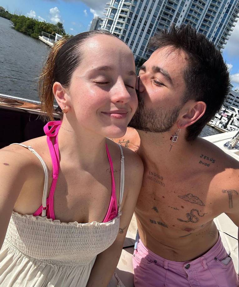 Fue así que dieron paso a su matrimonio al convertirse en padres de dos hermosas niñas, llamadas Índigo, que nació el 30 de abril de 2022 y Amaranto que nació el 1 de agosto del 2024, sus nombres se volvieron tendencia en las redes sociales y sus seguidores piensan que son nombres artísticos.