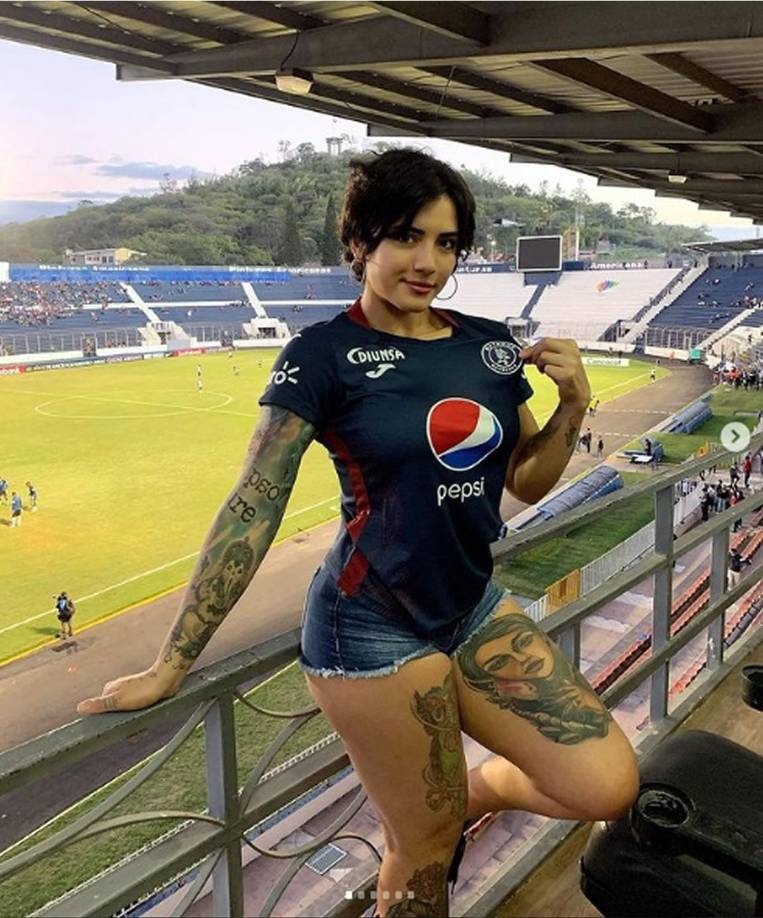 Aileen Yileimy López apoya al equipo azul desde los diez años.