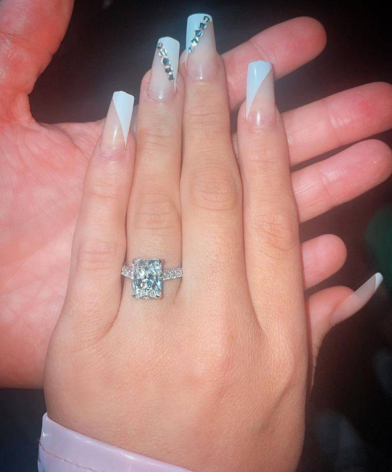 La venezolana ha presumido su hermoso anillo de compromiso. 