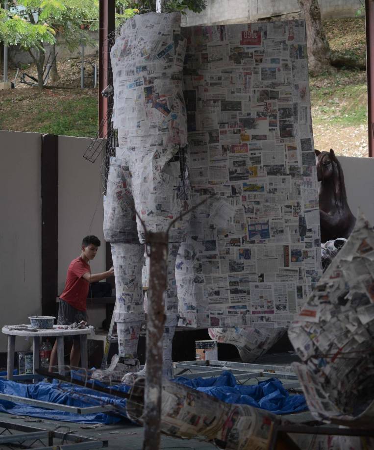 “Desde 2009 se habían puesto temáticas para las chimeneas, pero este año son temas libres, en donde los artistas pueden hacer lo que deseen, y este año por primera vez haremos un desfile. Cada estructura tendrá llantas para recorrer la calle principal del pueblo y posteriormente la quema, que es la tradición ancestral del municipio”, explicó Irías.