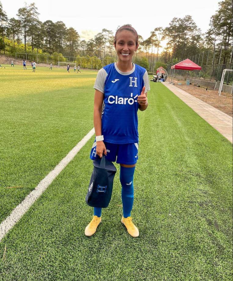 “Mi mamá tomó la decisión de traernos a los Estados Unidos y con su apoyo pude jugar a una gran academia de fútbol y eso me abrió muchas puertas para seguir creciendo en este deporte”, confesó la legionaria catracha.