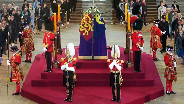 Miles de personas asistieron a la capilla ardiente de la reina en Londres.