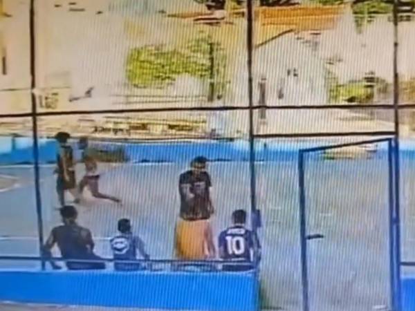 Video del momento en que le disparan en cancha de fútbol