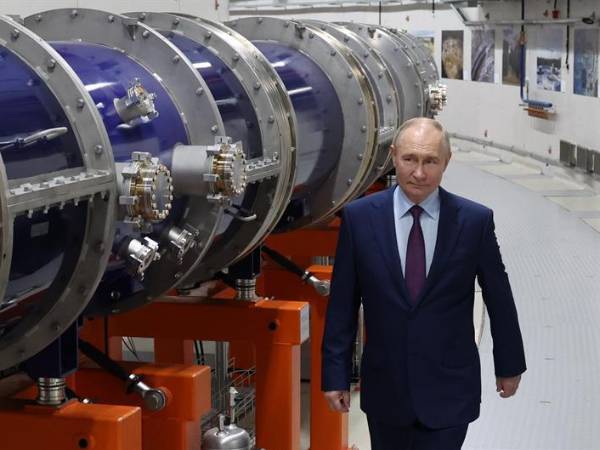 Putin examinando el colisionador NICA durante una visita al Instituto Central de Investigación de Dubná.