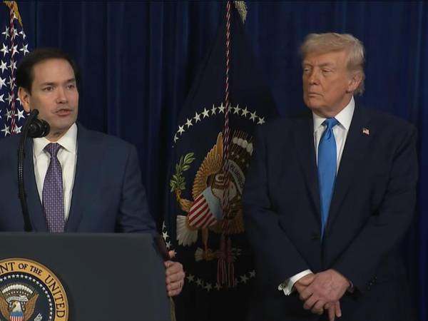 Captura de video tomada de una transmisión de La Casa Blanca del presidente de Estados Unidos, Donald Trump, escuchando al secretario de Estado Marco Rubio durante una declaración este sábado, desde Palm Beach (FL, EE.UU.).