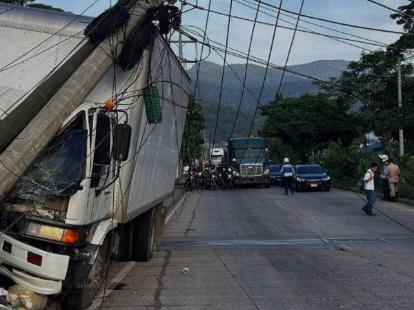 Cada vez es más común que los conductores involucrados en accidentes de tránsito derriben postes del servicio eléctrico. El exceso de velocidad, la conducción bajo los efectos del alcohol y la falta de atención al volante son algunas de las principales causas de estos incidentes en Honduras.