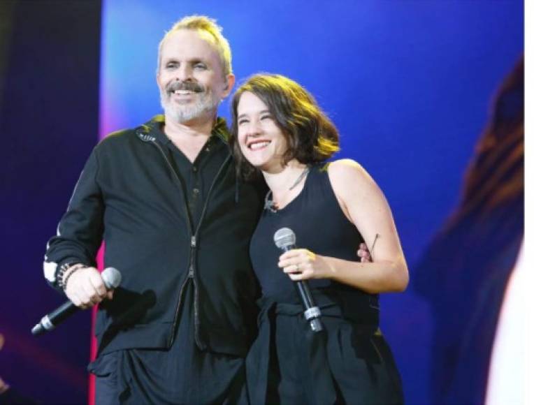 En octubre, Sariñana participó junto con casi 20 artistas en el concierto 'Estamos Unidos Mexicanos', celebrado en el Zócalo ante más de 170 mil personas, como un acto solidario con las víctimas de los sismos de septiembre.