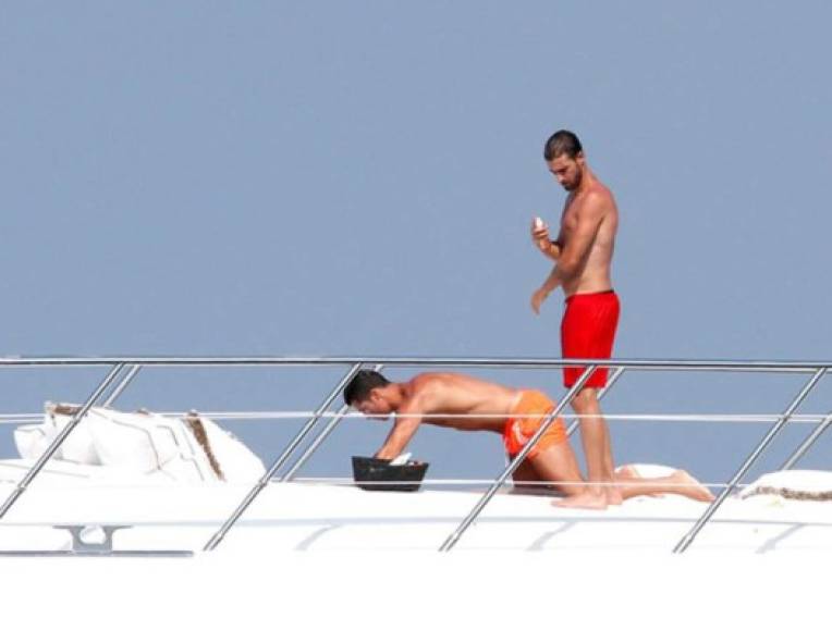 Cristiano Ronaldo disfrutando sus vacaciones con otro amigo.