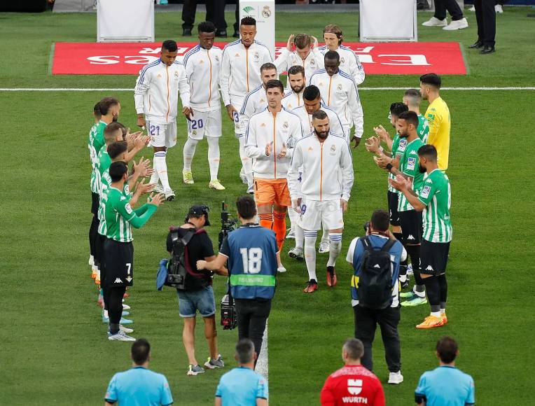 Así fue el pasillo del Betis al Real Madrid en el estadio Santiago Bernabéu.