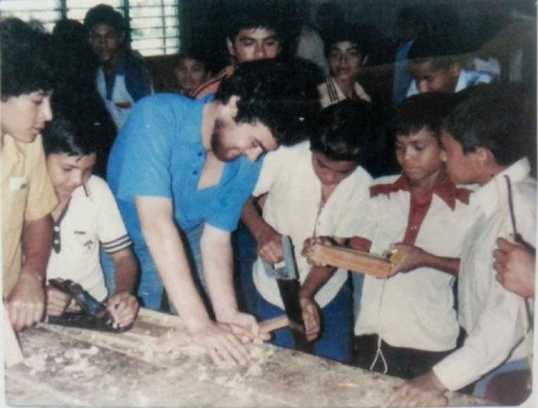 Kaine decidió dejar todo atrás para viajar a Honduras a hacer obra misionera en 1980. Aqui enseñando carpintería a los estudiantes del instituto Loyola en El Progreso.