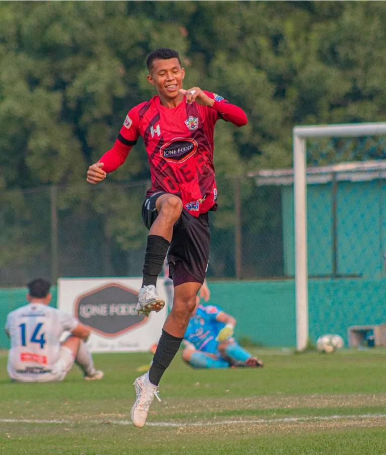 Leyder Anaya fue la figura del Lone FC con un hat-trick para su victoria.