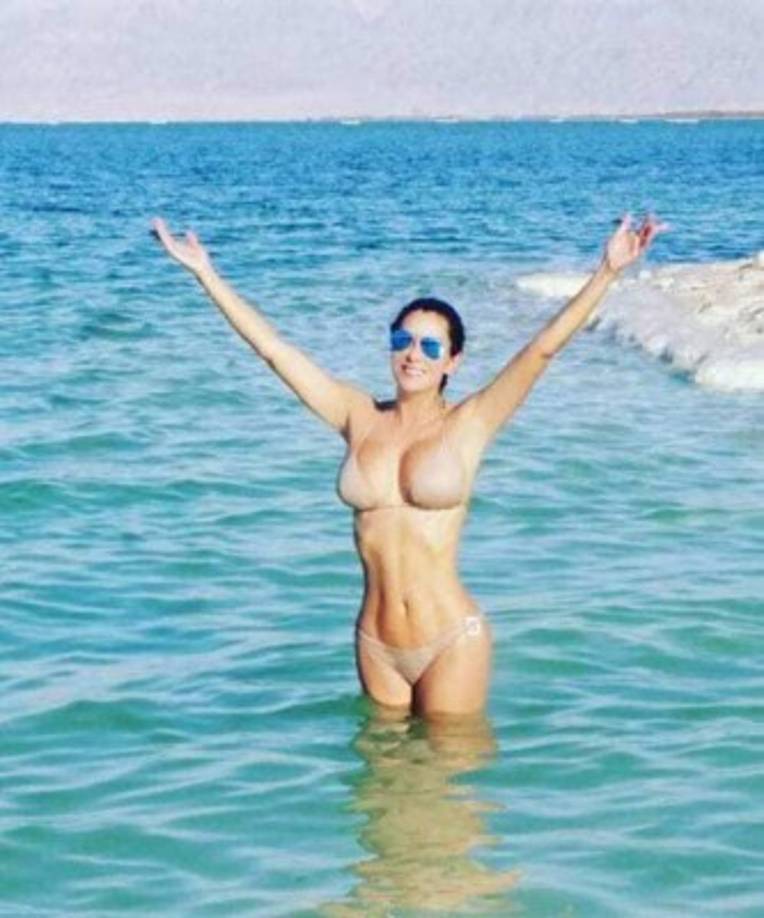 La mexicana Ninel Conde también ha encantado con sus trajes de baño.