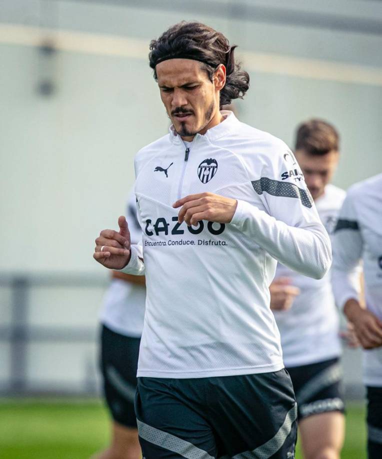 El Al Nassr, Al Ahli, Al Ittihad y el Al Hilal tienen en la mira al delantero uruguayo Edinson Cavani, quien culmina su contrato con el Valencia el 30 de junio.