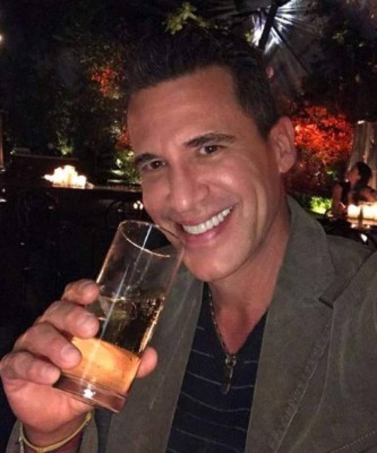 'Pronto hablaré con pruebas y todos los detalles del caso, a ver si es normal que de la noche a la mañana ya no sea solicitado mi servicio profesional como actor, (o será que soy, y he sido muy mal actor en estos 29 años de carrera y no me he dado cuenta) y cuando he estado a punto de empezar en una producción, de pronto me llaman para decirme que ya no, incluso ya después de haber negociado con la empresa', continuó en su extensa publicación.