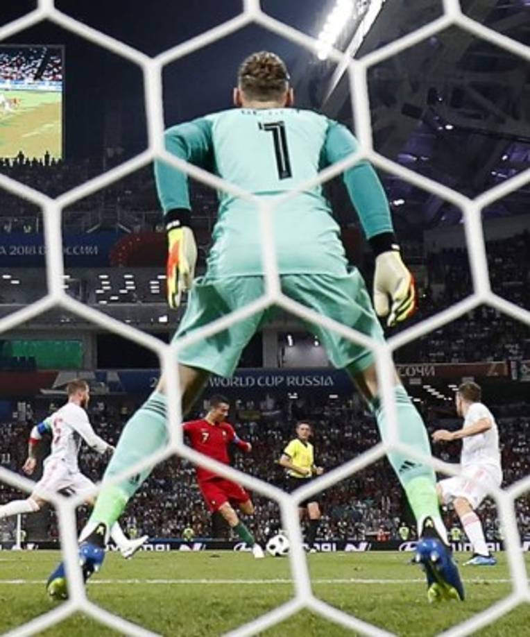 Momento en el que Cristiano Ronaldo se apresta a sacar un disparo de zurda ante la portería de David De Gea. Foto AFP