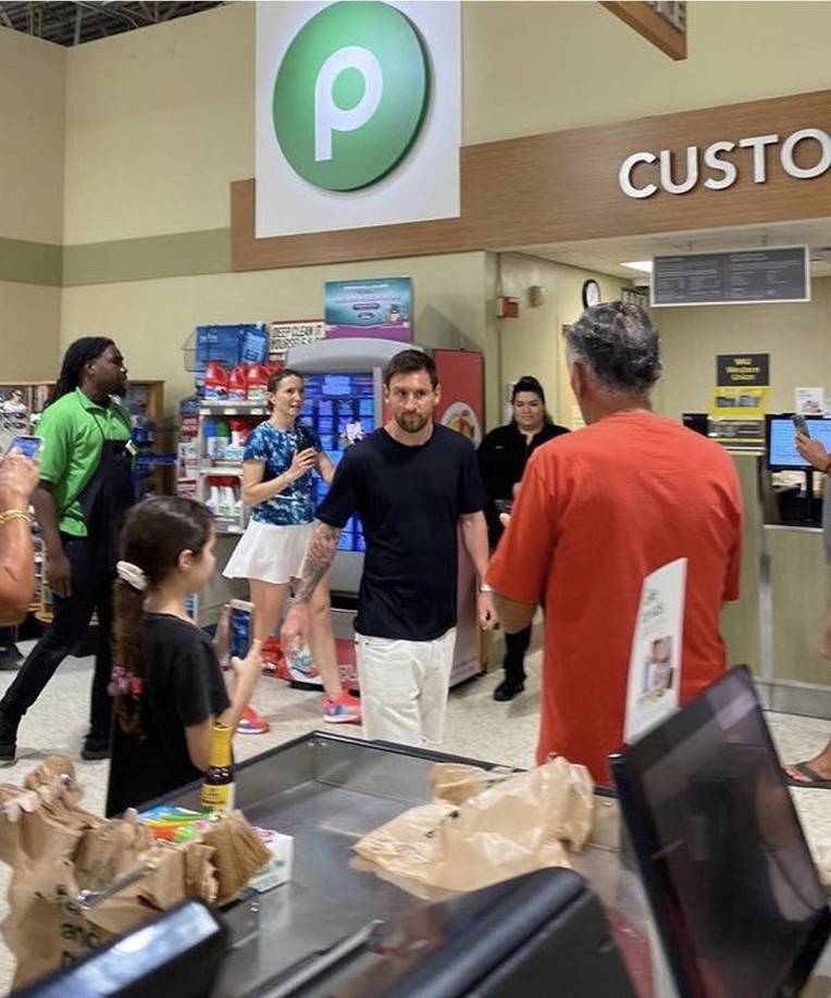 Un aficionado reconoció al crack rosarino y se acercó a pedirle una fotografía.