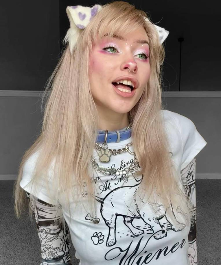 Con un par de orejas de perro de imitación y un collar, Dalyn, que se refiere a sí misma como “chica perro” y “e-puppy”. Ella se identifica como un perro y se ha sumergido completamente en el estilo de vida. 