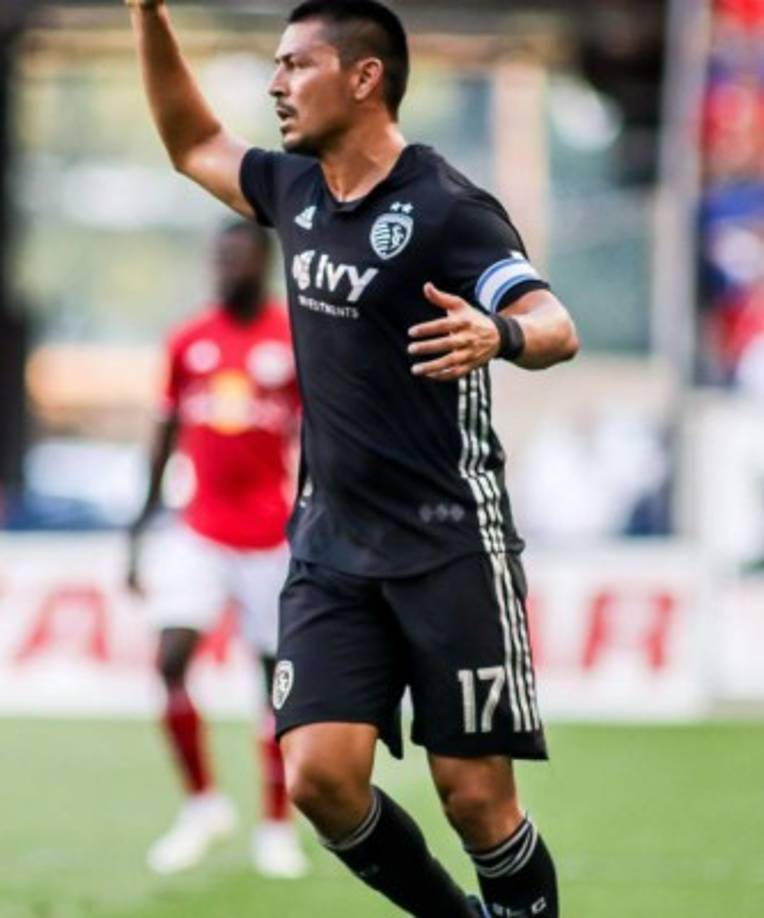 Roger Espinoza: El volante hondureño le confesó a Diario LA PRENSA que planea retirarse en el Sporting Kansas City de la MLS. 'Cada vez estoy mejor, la idea es retirarme aquí y esperamos que así sea, ya me costumbré al club desde hace 10 años', confesó.
