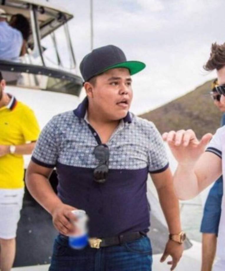 La noche del domingo, el joven fue atacado por un grupo de hombres que lo abordó cuando llegaba a un bar ubicado en la colonia Los Cajetes, en los límites de los municipios de Zapopan, Tlaquepaque y Tlajomulco, informaron fuentes de la Policía de Tlaquepaque.