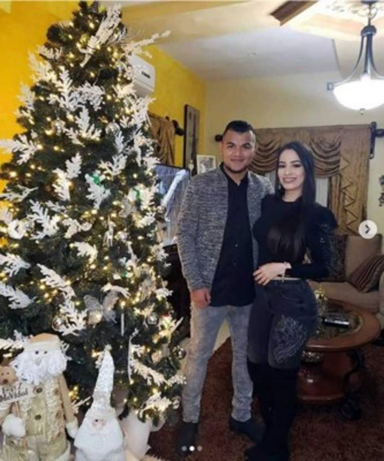 Mario Martínez, mediocampista del Marathón, y su esposa Erika Cabrera.