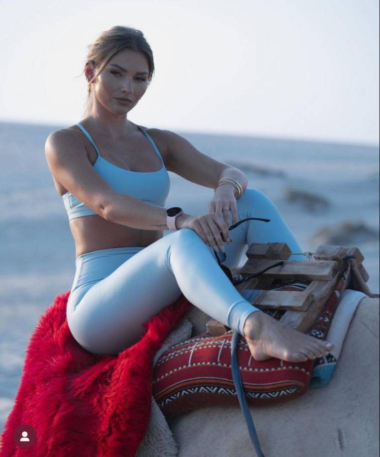 Y aunque las leyes de Qatar son muy exigentes en cuanto a las restricciones de demostraciones de amor públicas y forma de vestir, la bella rusa se las ha arreglado para lucir su sensualidad en todo su esplendor, ya sea utilizando entallados atuendos o reveladores mini shorts.