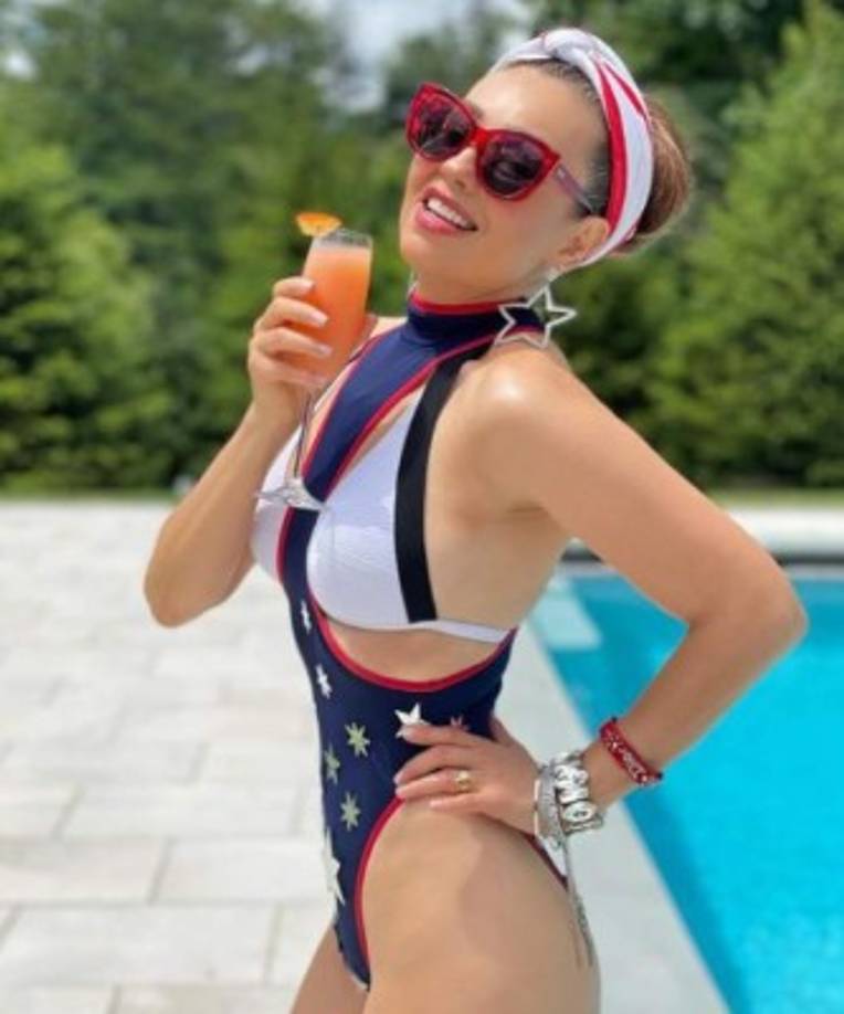 La cantante de 49 años de edad compartió en su cuenta de Instagram una espectacular sesión de fotografías, en las que presume su cuerpazo.