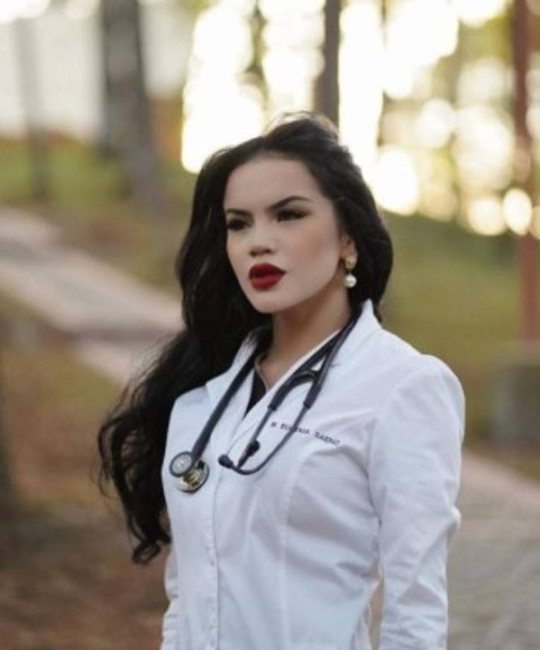 A sus 26 años de edad, la guapísima doctora hondureña causa impacto por su belleza y cuenta con miles de seguidores en YouTube, Instagram y TikTok.