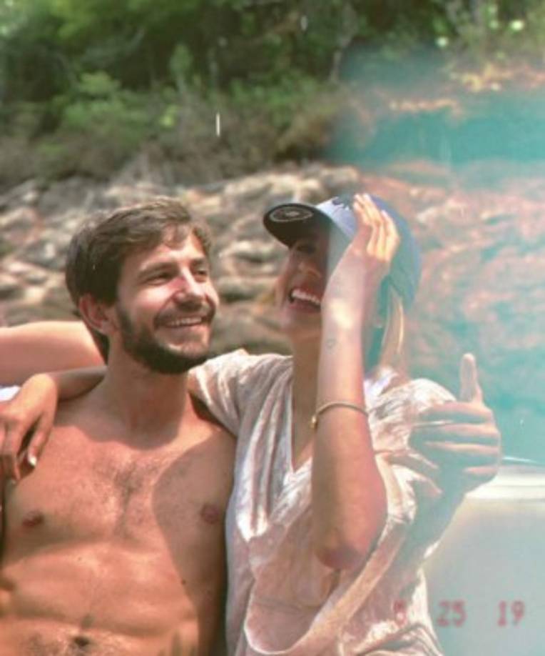 La protagonista de la recordada telenovela Niña de mi corazón sorprendió a propios y extraños en una de sus más recientes publicaciones en Instagram y que desde luego tiene a sus fans preguntándose quién es el galán que la acompaña.