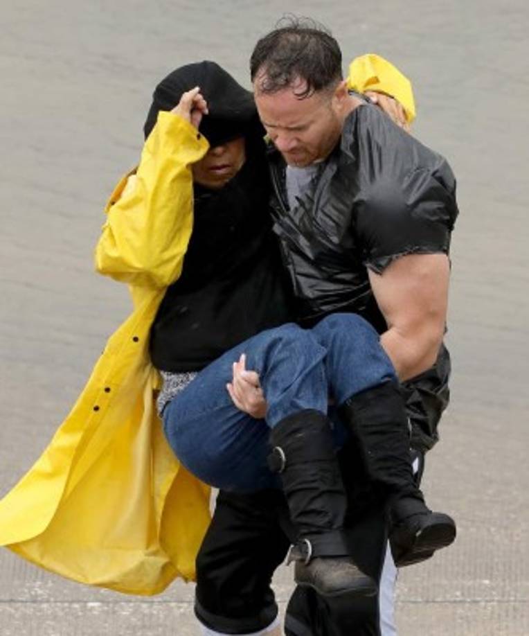 En Houston, cientos de residentes siguen atrapados en los tejados de sus viviendas por el repentino aumento de las aguas. Los vientos de hasta 65 km/h complican las tareas de rescate de los helicópteros.