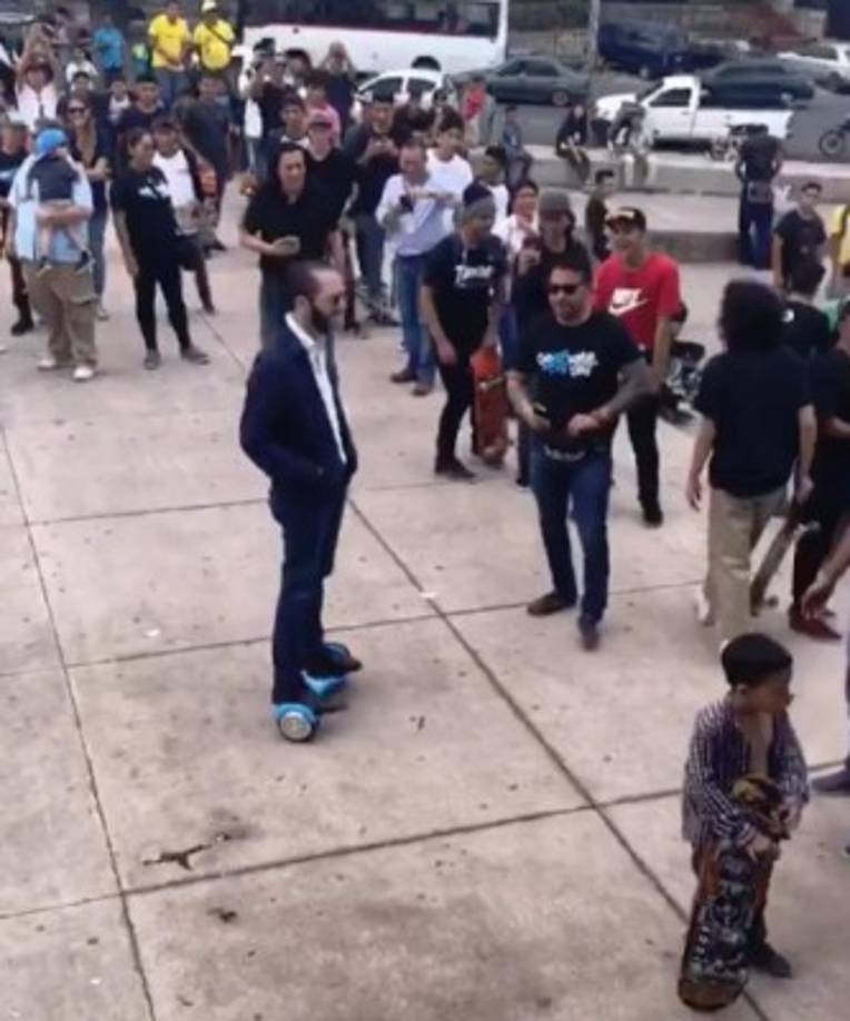 Bukele proyecta una imagen fresca en la política salvadoreña. El político cuenta con el respaldo de gran parte de los votantes jóvenes y de clase media de ese país. Con más de un millón de seguidores en Facebook, medio millón en Twitter y unos 300 mil en Instagram, sus transmisiones en vivo rompen récord de audiencia, al igual que sus mitines de campaña.