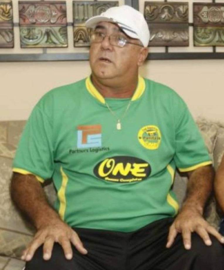 Ganó dos títulos, uno con Olimpia y otro con Motagua. Además ganó un subtítulo con Olimpia. En el 2015, fue asistente técnico del Parrillas One.