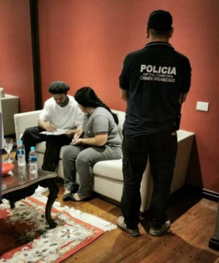 Ronaldinho tuvo que rendir explicaciones a las autoridades paraguayas en el hotel en el que se hospeda.