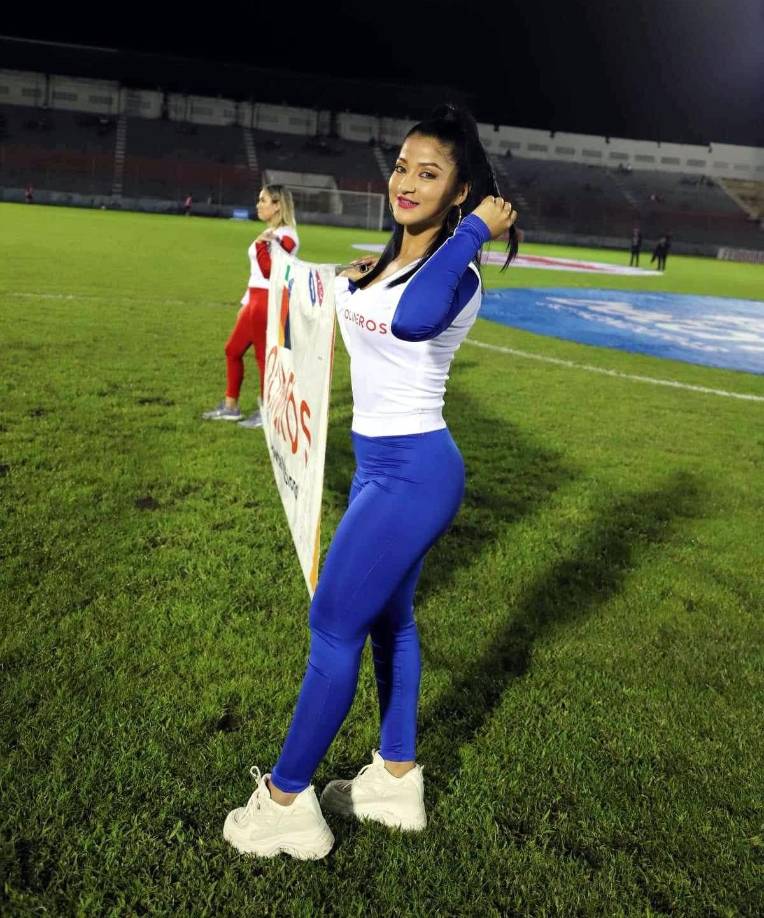 Guapas edecanes estuvieron en la cancha del estadio Ceibeño durante el Clásico entre Vida y Victoria.
