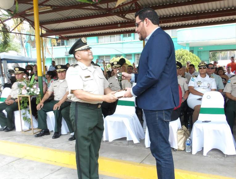 El ministro de Defensa, José M. Zelaya recibió un reconocimiento del rector Raúl Fuentes.
